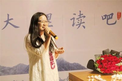 誦讀經(jīng)典愛情詩文,百余人在大理讀吧共度七夕浪漫時(shí)光